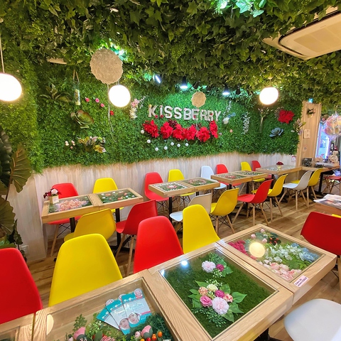 KISS BERRYのロゴが飾られた広い店内