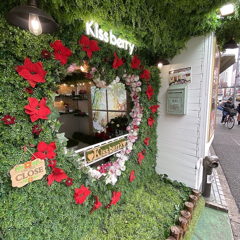 赤い花で縁取られたハートの窓