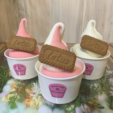 ロータスビスケットをのせたソフトクリーム