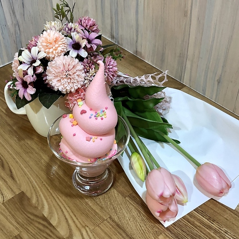カラフルなトッピングのピンクソフトクリーム