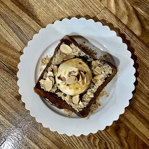 アーモンドとアイスをのせたトースト