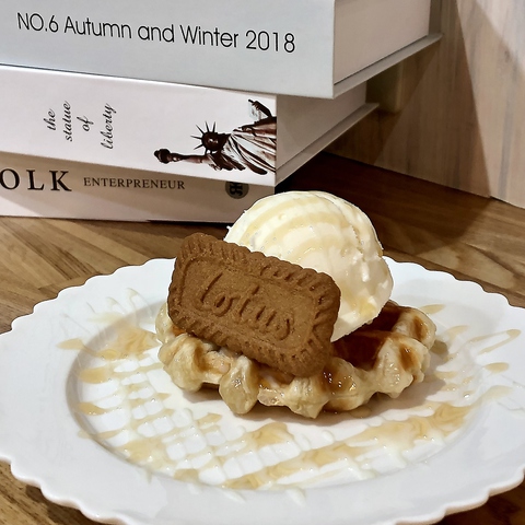 アイスをのせたワッフル